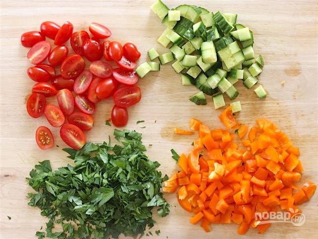7.	Мою все овощи и зелень, нарезаю томаты, перец и огурец кубиками одинакового размера, а зелень измельчаю.
