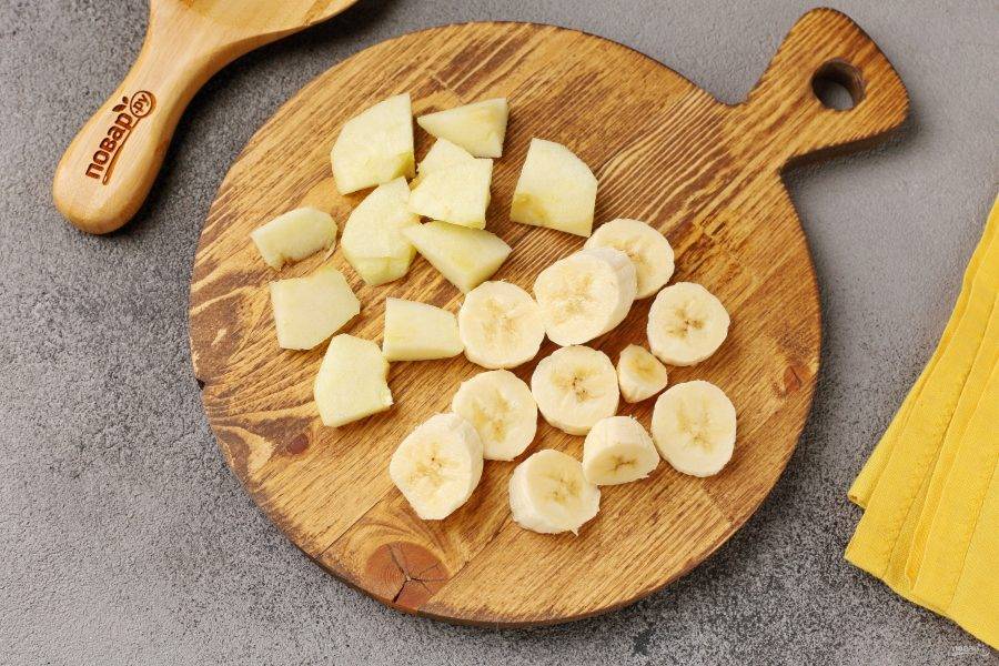 Яблоко и банан очистите от кожуры и нарежьте кусочками.