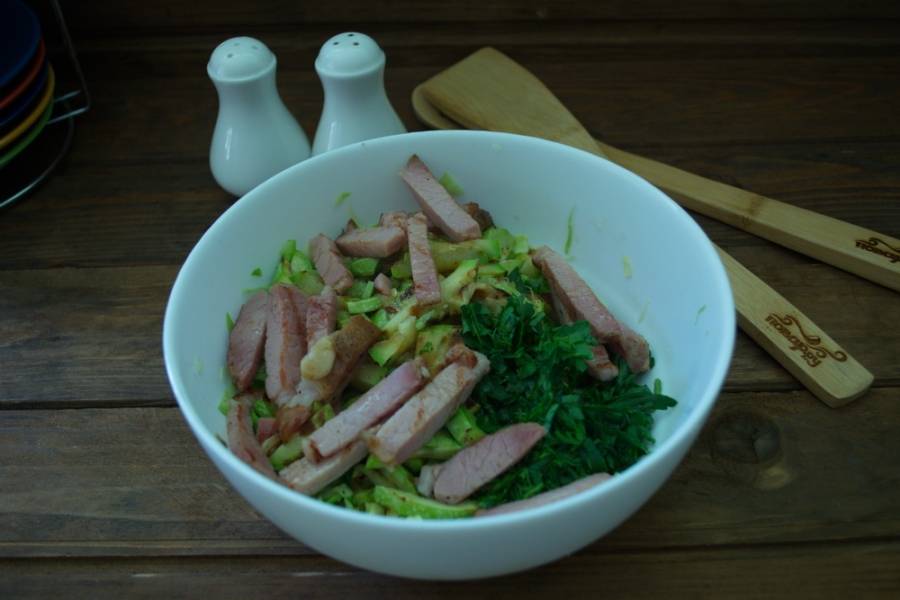 На гриле обжарьте копченую грудинку (бекон). Нарежьте соломкой и добавьте в салат.