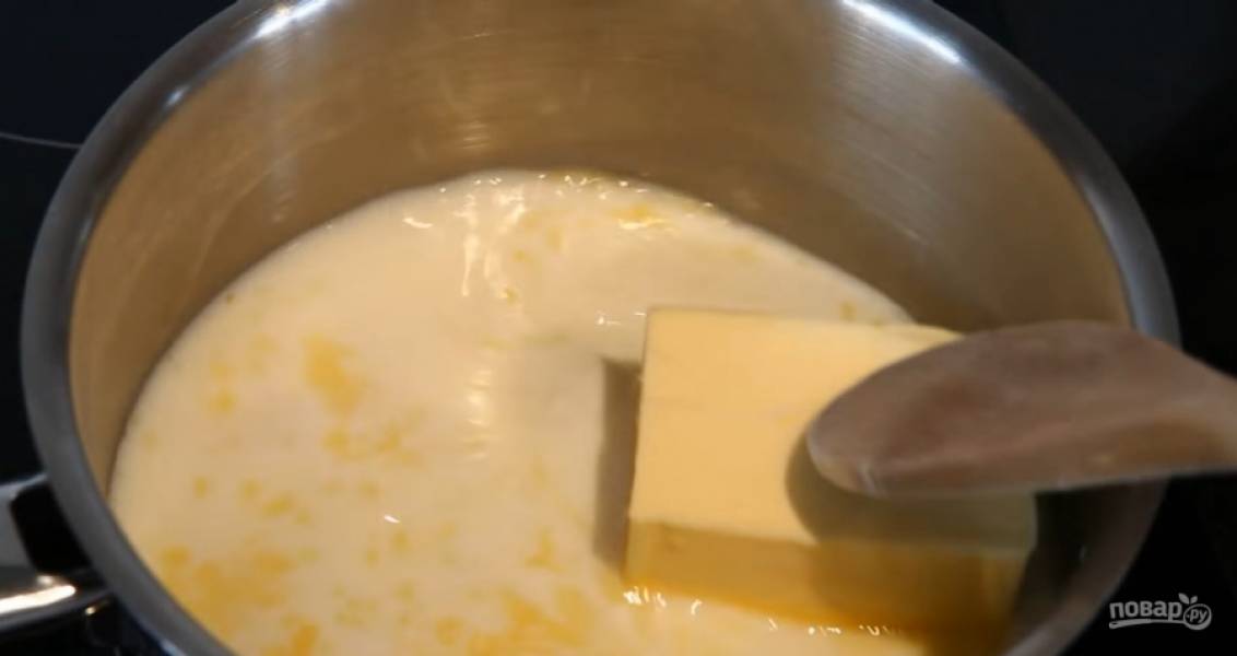 3.	Положите масло в молоко, на медленном огне подогрейте. Когда масло растает, доведите массу до кипения.