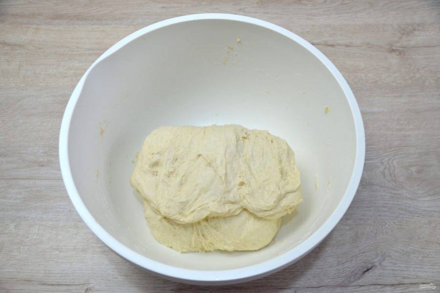 Разверните миску на 180 градусов и сложите тесто с четвертой стороны. Повторите через 40-45 минут аналогичное складывание.
