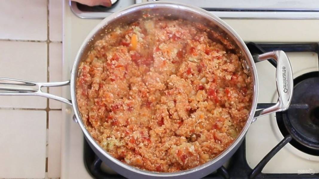 5. Далее влейте в сковороду соус. Доведите его до кипения. Всыпьте соль. Тушите соус около 30 минут на медленном огне до готовности овощей.