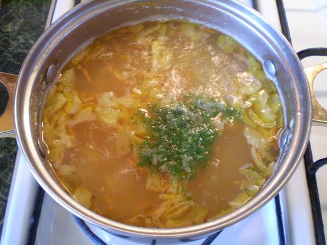 8. Готовый суп заправьте овощами, влейте жир от жаренья, добавьте укроп. Доведите до кипения и выключайте. Суп готов!