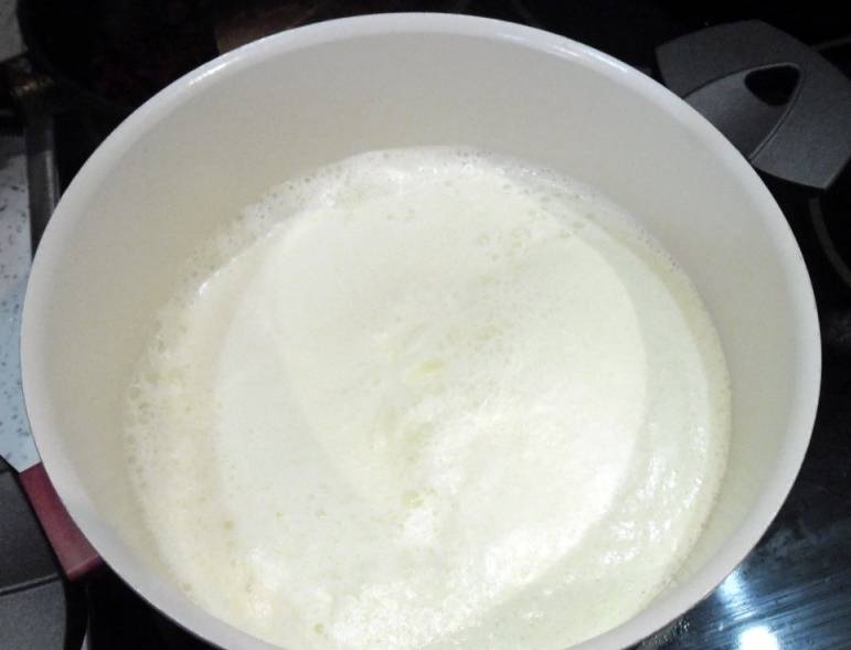 Доведите смесь сливок и молока до кипения в мультиварке. 