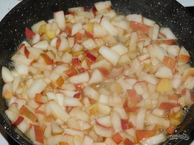 Для яблочной начинки отдельно на сковороде растопите масло, добавьте 2-3 ст. л.  сахара и нарезанные яблоки. Тушите их до мягкости и испарения лишней жидкости. На это уйдет минут 10.