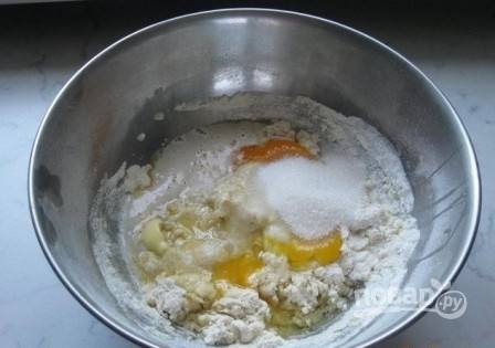 Добавляем яйца, мягкое сливочное масло, соль, сахар: обычный и ванильный.