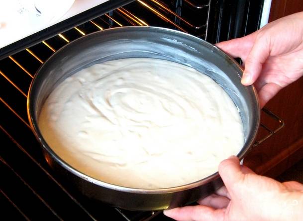 Форму для запекания смазываем маслом. Вливаем тесто и ставим в теплую духовку, чтобы тесто немного поднялось. Затем выпекаем минут 15-20 при температуре 180 градусов.