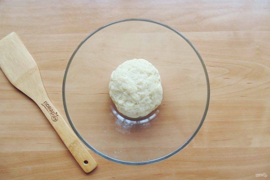 Замесите мягкое, не липнущее к рукам тесто. Отправьте его в холод на 30 минут.