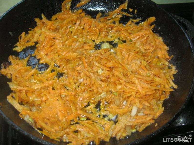 Теперь нужно приготовить зажарку. Растительное масло разогрейте в сковороде. Отправьте туда лук и морковь. Эти овощи обжарьте до лёгкого золотого оттенка и вместе с маслом добавьте в суп. Варите его ещё минут 10. Затем нарежьте любимую зелень, добавьте в кастрюлю и подавайте суп.
