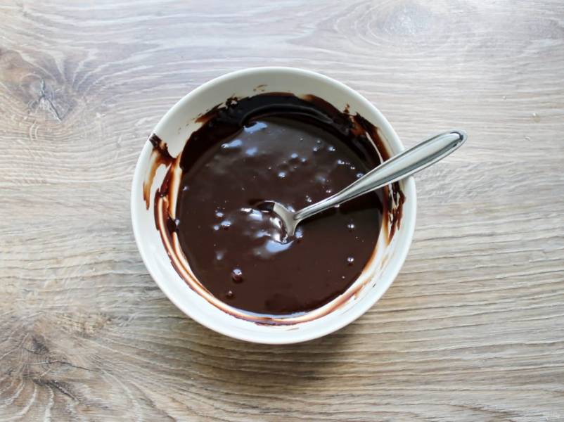 В миску поломайте шоколад, влейте сливки, поставьте на водяную баню. Перемешивайте до однородной массы и остудите.