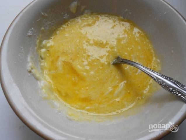 Теперь займитесь пампушками. Мягкое сливочное масло смешайте с сахарной пудрой. Добавьте яйцо, ещё раз перемешайте.