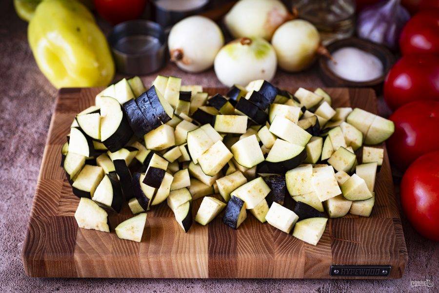 Нарежьте баклажаны небольшими кубиками.