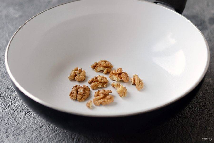 Грецкие орехи крупно порубите, затем подсушите на сковороде до появления аромата.