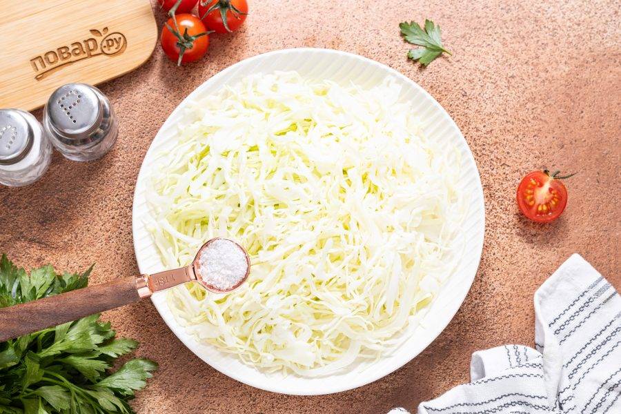 Подсолите, перемешайте и пожмите руками, чтобы она стала сочнее.