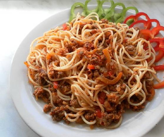 3. Когда макароны готовы, воду сливаем, а сами  спагетти перекладываем в сковороду с соусом, хорошенько перемешиваем. Готово!