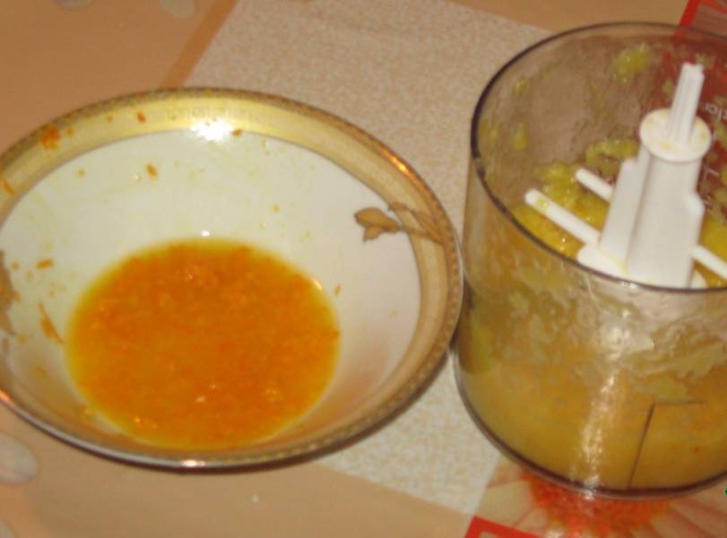 2. Апельсин измельчаем в блендере вместе с кожурой, но без косточек.