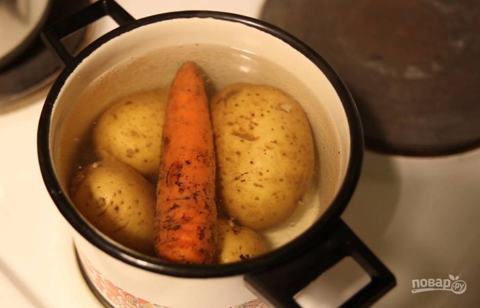 1. Отварим картошку "в мундирах" и морковку, а также яйца "вкрутую" и говядину - до готовности. Варим все по отдельности, кроме картошки и моркови - их можно и вместе сварить. Сливаем воду, остужаем. 