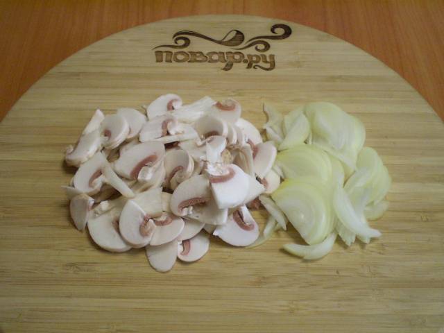 Порежьте тонко грибы и лук.