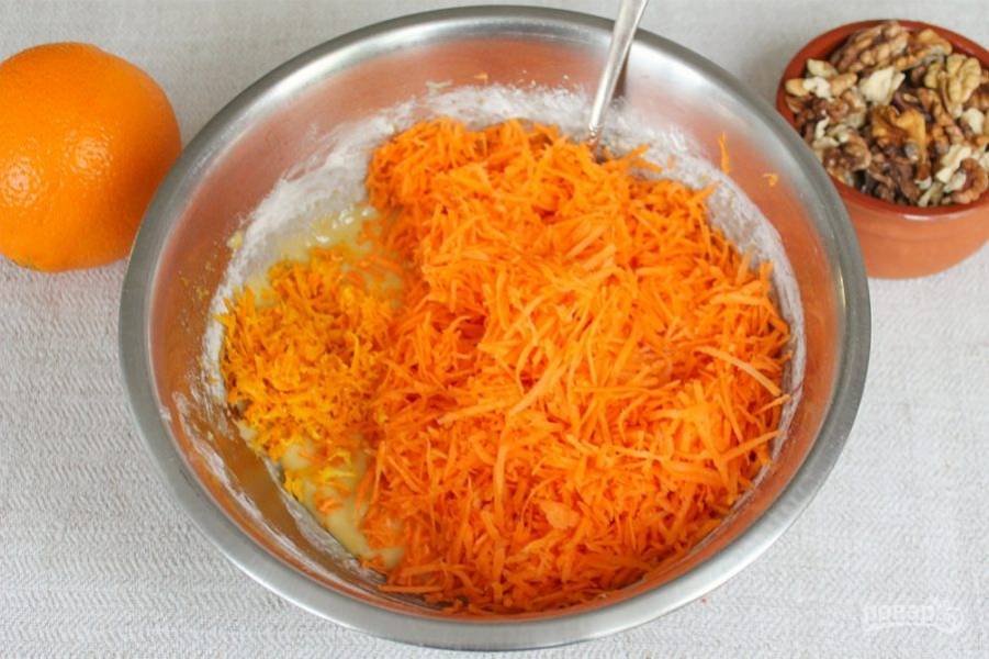 Апельсин обдаем кипятком и вытираем насухо. Снимаем с апельсина цедру. Морковь трем на терке. Тертую морковь и цедру апельсина добавляем в тесто. 