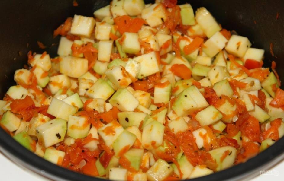 3.	Кабачки хорошенько мою, а затем нарезаю все кубиком, отправляю их в чашу к луку и моркови, по вкусу добавляю соль и специи, перемешиваю.