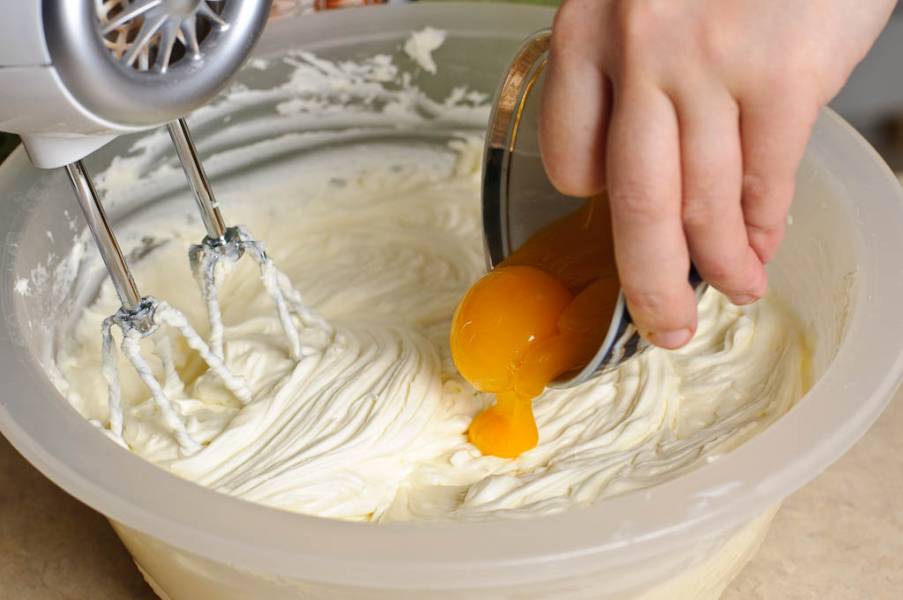 Добавляйте яйца по два за раз, начиная с яичных желтков.