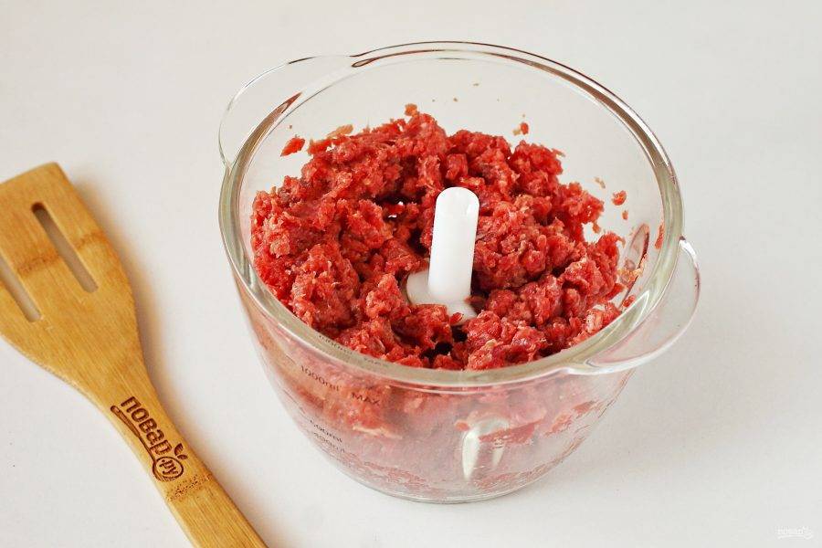 Мясо измельчите при помощи мясорубки или блендера.