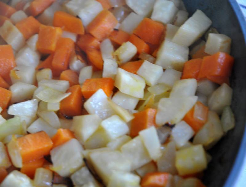 2. Сельдерей, лук и морковь режем кубиками и обжарим. В классическом рецепте обжаривают на сале. Добавим зажарку в суп. Мясо из супа вынимаем, вливаем молоко. 
