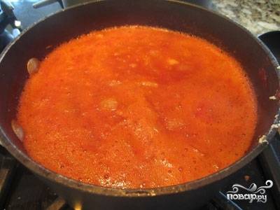 Толченный чеснок, стручковый перец, томатную пасту, ткемали, хмели-сунели, лавровый лист и соль проварить на сковороде 5 минут и добавить в суп за 10-15 минут до окончания варки.