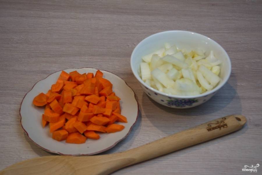 Морковь и лук нарезаем произвольно. Тушить кабачковую икру будем сразу в единой кастрюле. Лучше взять толстостенную кастрюлю или сотейник.