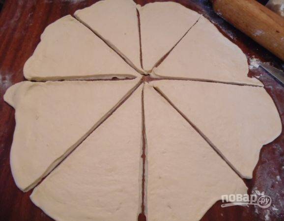 Затем раскатайте тесто, дайте ему немного постоять и нарежьте его треугольниками.