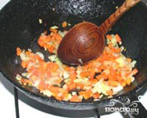 2.	Растительное масло разогреваем на сковороде и обжариваем до прозрачности мелко нарезанный лук. Очищенную и нарезанную тонкой соломкой морковь добавляем на сковороду и до осветления моркови все вместе обжариваем. Получившуюся зажарку добавляем в суп.