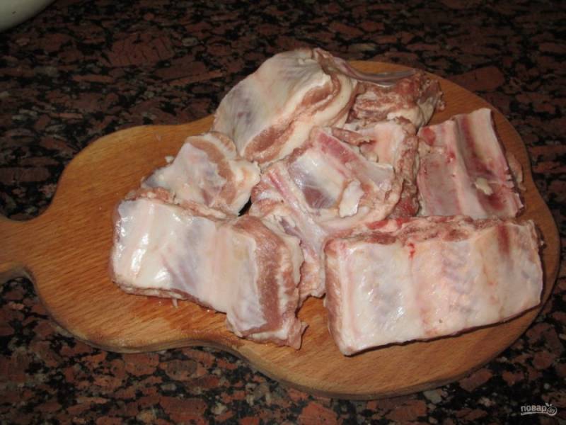 1. Выбирайте мясистые и нежирные свиные ребрышки. Нарежьте их на части и посолите.