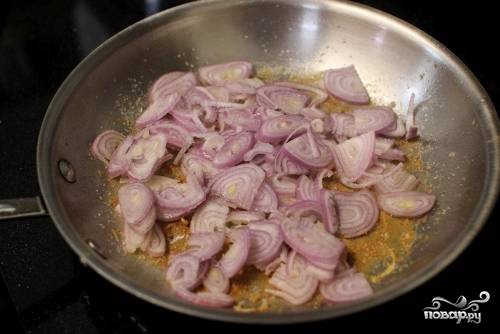 В ту же сковороду, добавьте еще немного масла, уменьшите огонь до среднего и добавьте лук-шалот и чеснок. Приправить солью и перцем. Готовьте, пока лук не станет мягким.