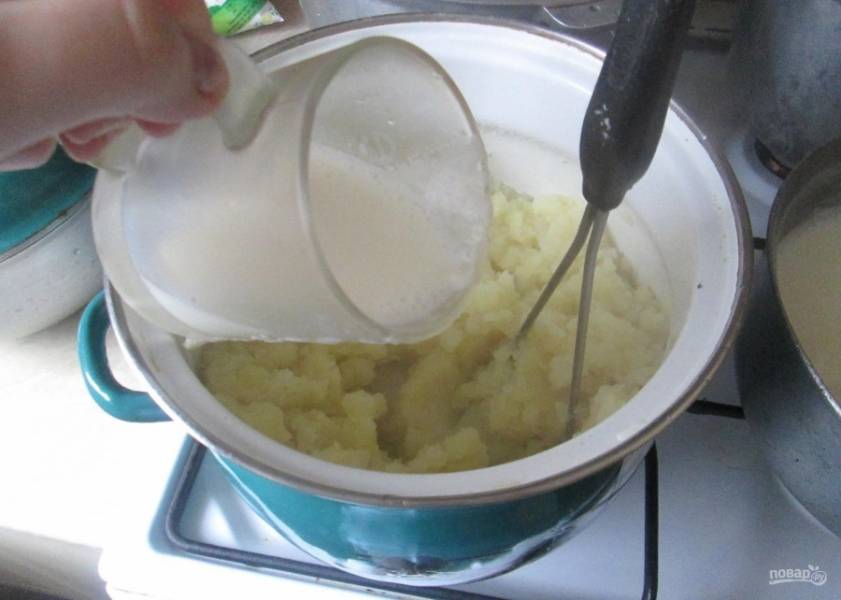 3.	Превращаю кусочки картофеля в пюре, обязательно добавляю теплое молоко (если молоко холодное, пюре приобретает серый оттенок) и оставленную воду. 