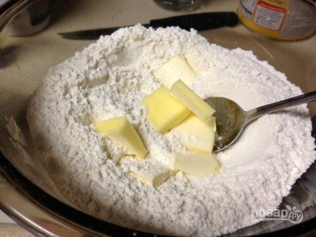 3. В глубокую мисочку просейте соль, разрыхлитель, муку и добавьте сахар. Все перемешайте и добавьте оставшееся размягченное сливочное масло. 