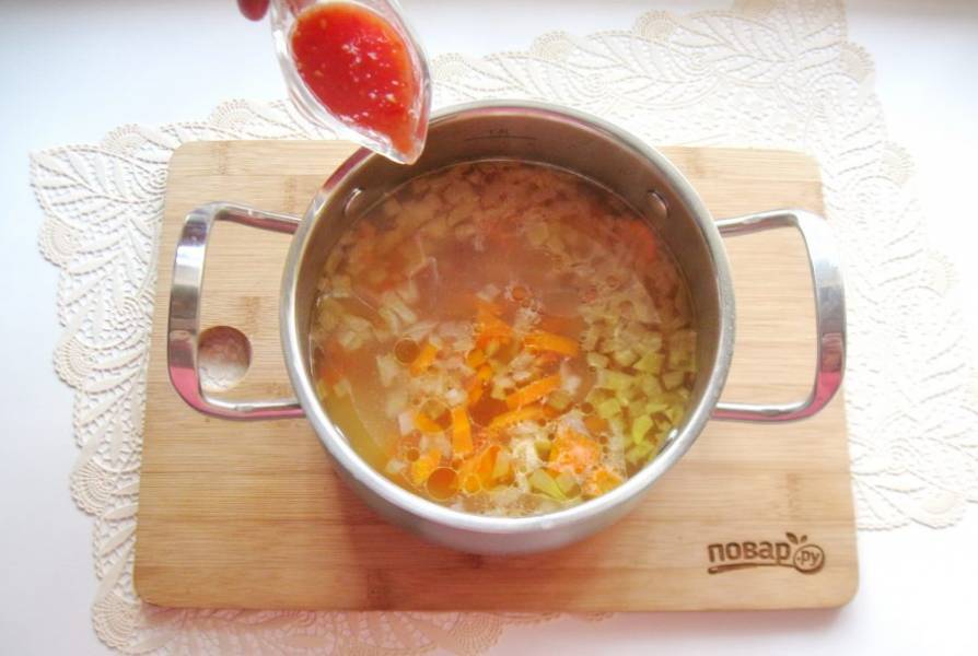 Когда овощи в супе будут готовы, измельчите помидоры любым способом и добавьте в кастрюлю. Посолите суп по вкусу.