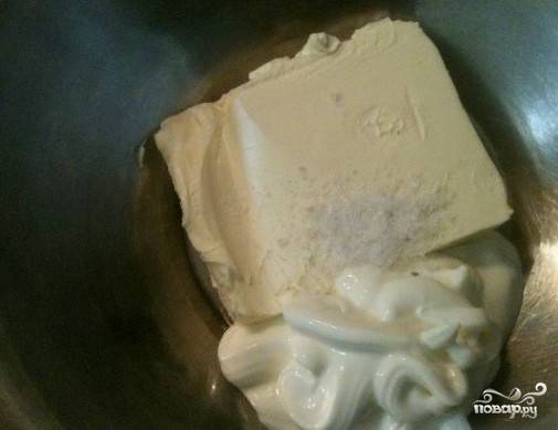 1. Перед тем как приготовить быстрый луковый пирог, замесите тесто. Для этого в миску выложите мягкое масло, сметану. Посолите. Все тщательно перемешайте до однородности.
