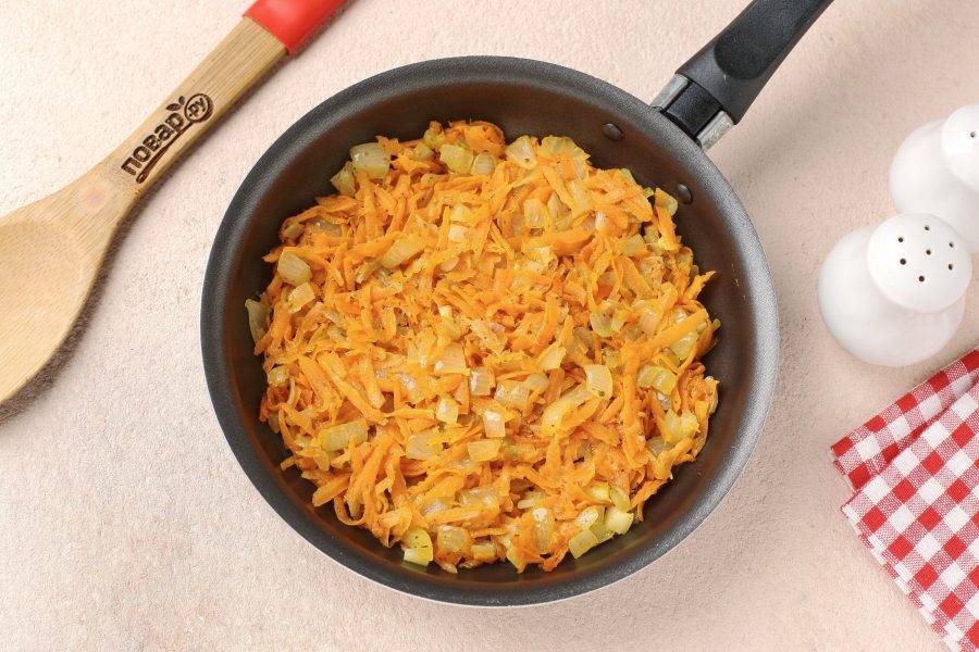 Разогрейте сковороду с маслом, выложите нарезанный кубиками лук и тёртую морковь. Добавьте специи (так они лучше раскроют свой аромат) и обжарьте овощи до мягкости.