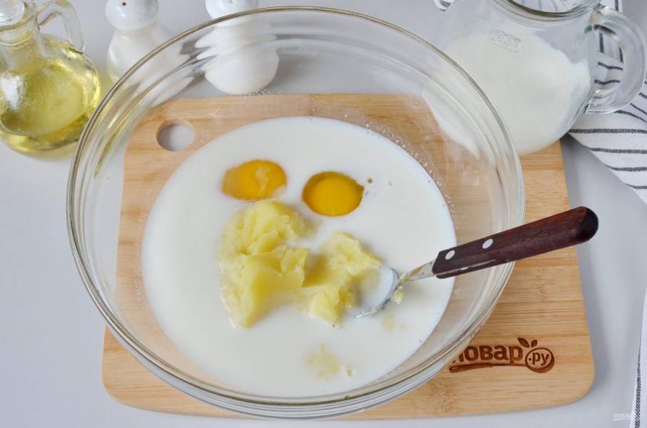 Соедините картофельное пюре с яйцами и половиной молока.