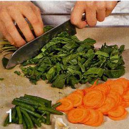 Шпинат вымыть, обсушить и нарезать
широкими полосками. Морковь
очистить, нарезать тонкими кружками,
стручки фасоли разрезать пополам.