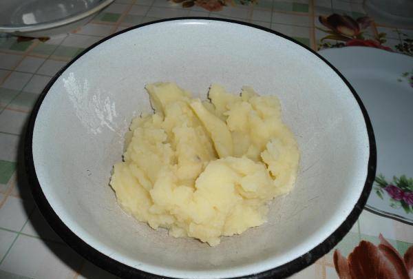 Картофель отварите в подсоленной воде до готовности. Затем, добавив сливочное масло, превращаем его в пюре.