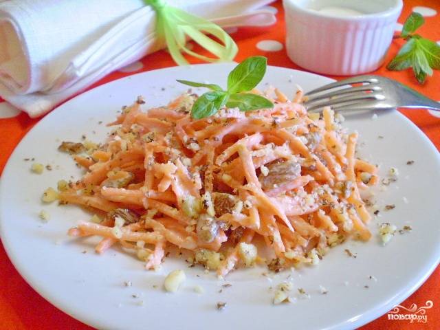 Салат из моркови с изюмом и чесноком