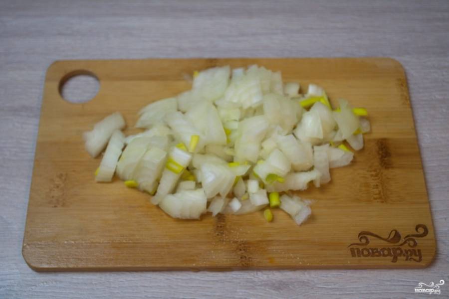 Пока мясо варится, очистите и нарежьте кубиками репчатый лук.