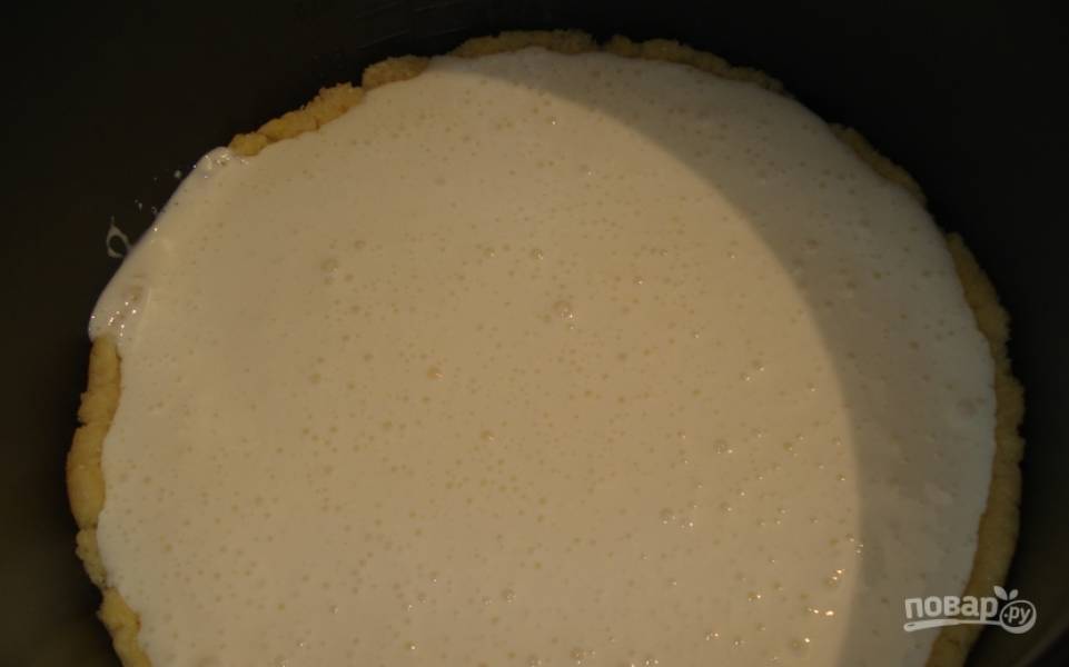4. Заливаем суфле и в режиме "Выпечка" готовим около 100 минут, после чего пусть пирог еще 10 минут постоит под крышкой. 