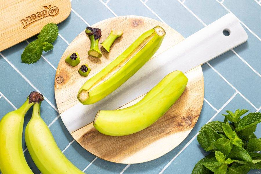 Бананы помойте, отрежьте кончики с двух сторон и сделайте надрез на кожуре вдоль. Таким образом зеленый банан будет проще очистите от кожуры.