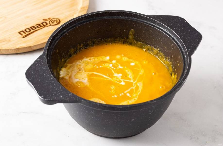 Влейте сливки и снова доведите суп до кипения.