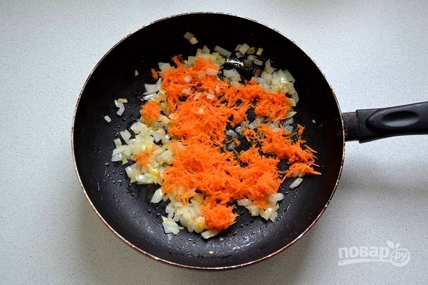 4. После добавьте тертую морковь (можно нарезать мелко).