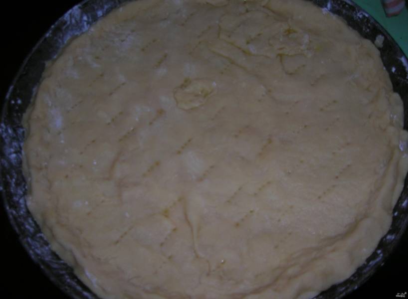 7.	Оставшуюся 1/3 теста раскатайте в пласт, накройте им пирог, хорошенько защипывая края. По поверхности сделайте проколы вилкой.