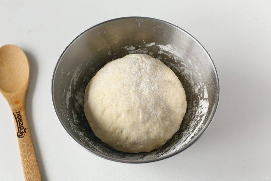 Замесите упругое и эластичное тесто, которое не липнет к рукам. Накройте его полотенцем и дайте полежать 20-30 минут.