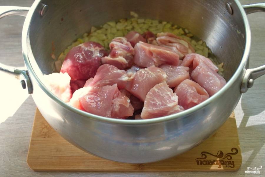 Когда лук обжарится, добавьте нарезанное мясо.